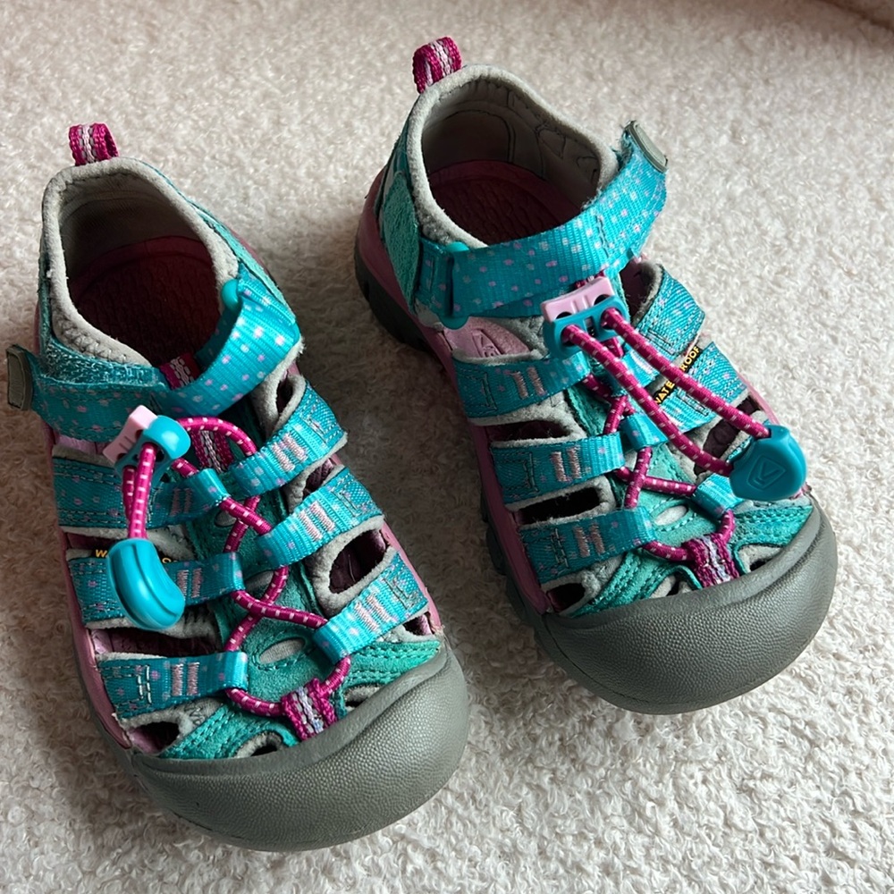 Little girls Keen sandals